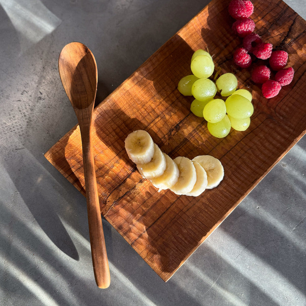 Assiette striée rectangle en bois de teck