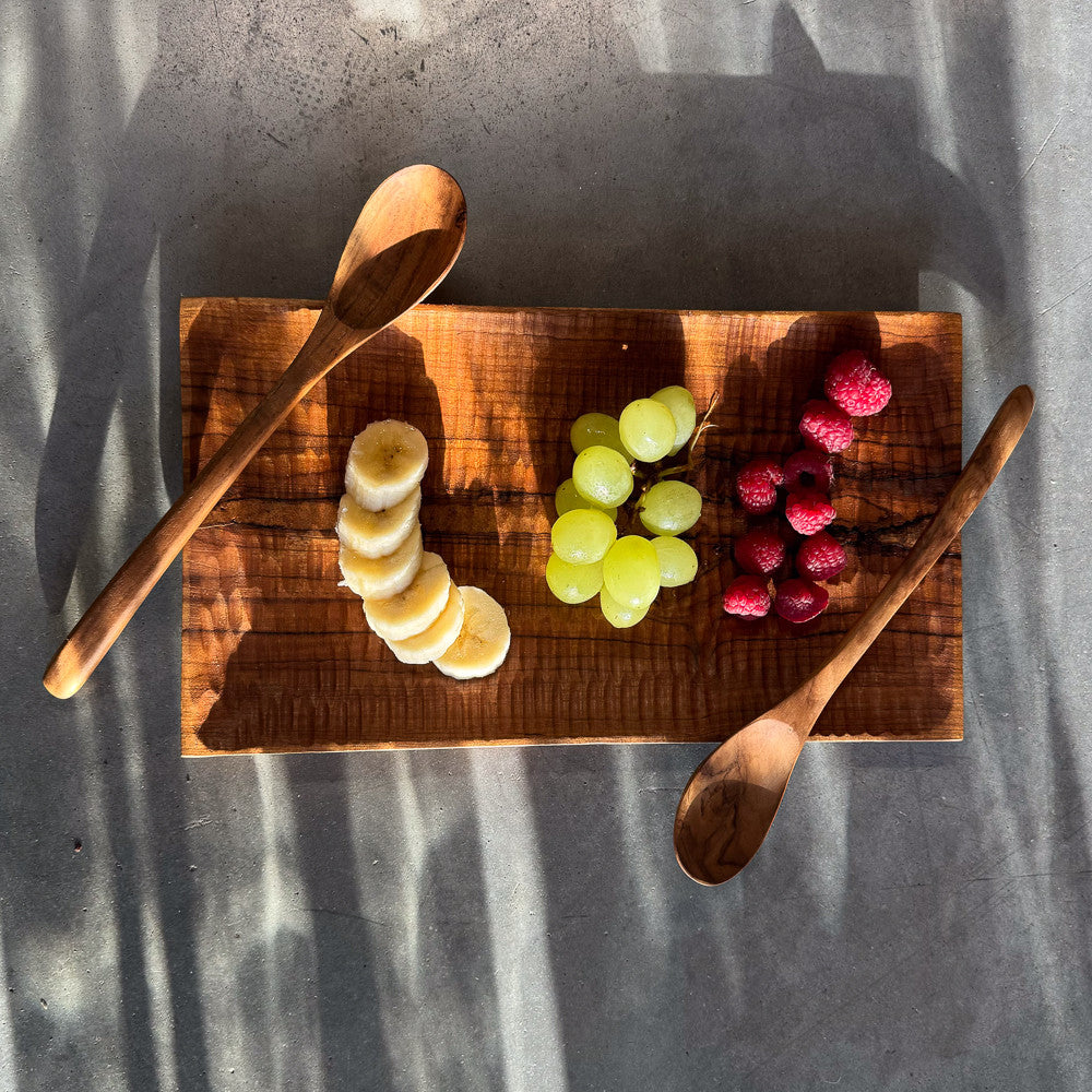 Assiette striée rectangle en bois de teck