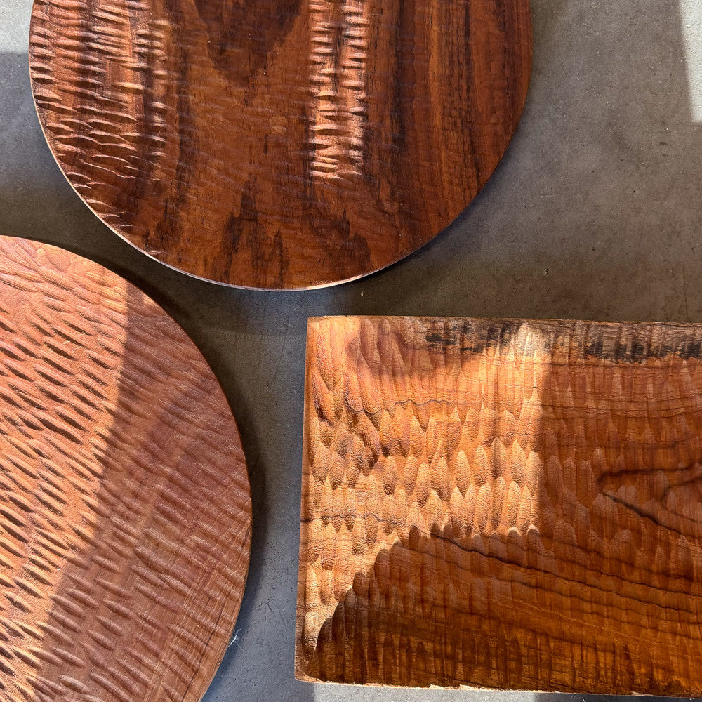 Assiette striée rectangle en bois de teck